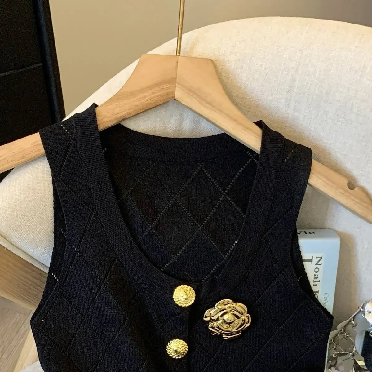 Stylish Vintage Elegant Luxury Chic Hollow Button